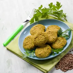 Croquetas de lentejas con ensalada