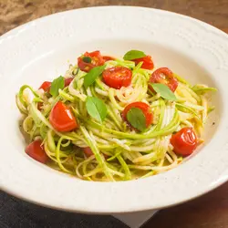 ቼሪ ቲማቲም, ጎመን እና ባሲል ጋር tagliatelle