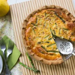 Quiche de espárragos, tocino y queso