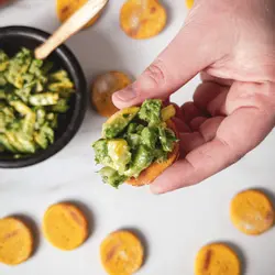 Sopaipillitas met avokado ceviche