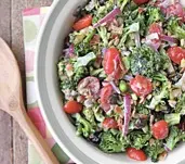 Brócoli, tomate y aliño de yogurt con cebollín